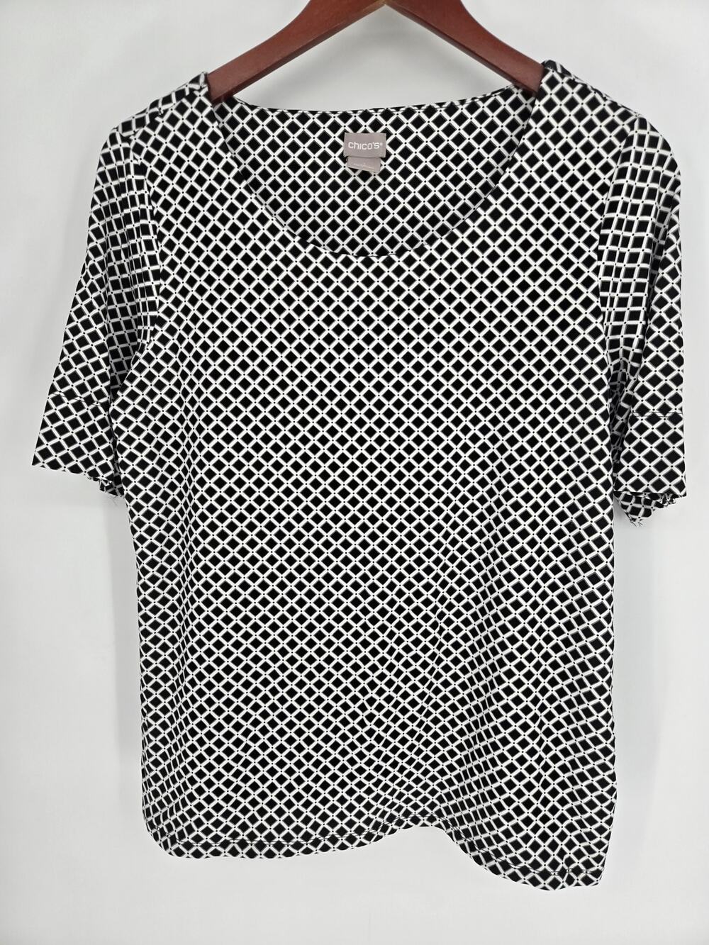 Chico's Black White Geometric Diamond Print Short Sleeve Blouse Top Sz 1 Medium